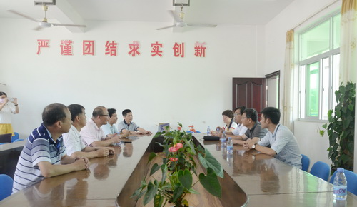 东南电化公司向硋灶中心小学捐赠课桌椅_1_调整大小.jpg