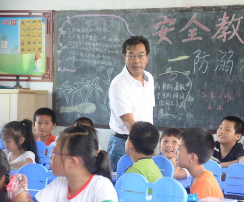 东南电化公司向硋灶中心小学捐赠课桌椅_2_调整大小.jpg