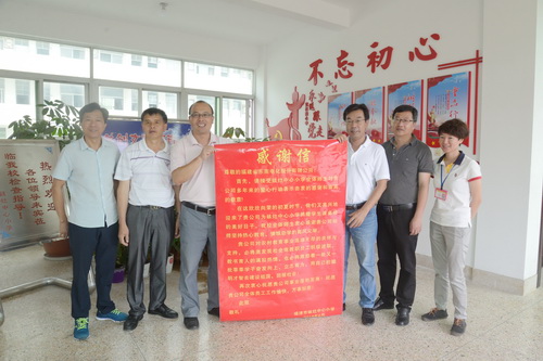 东南电化公司向硋灶中心小学捐赠课桌椅_3_调整大小.jpg
